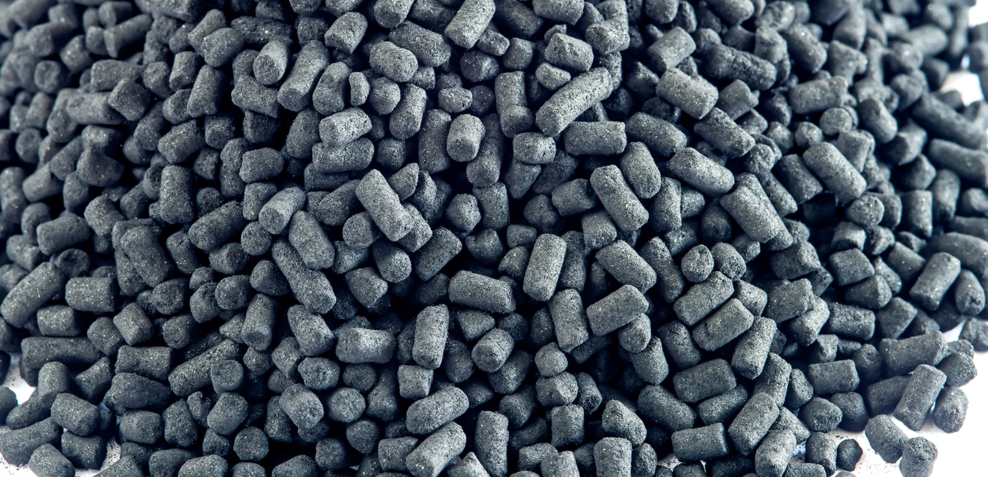 Haufen mit Aktivkohle-Pellets